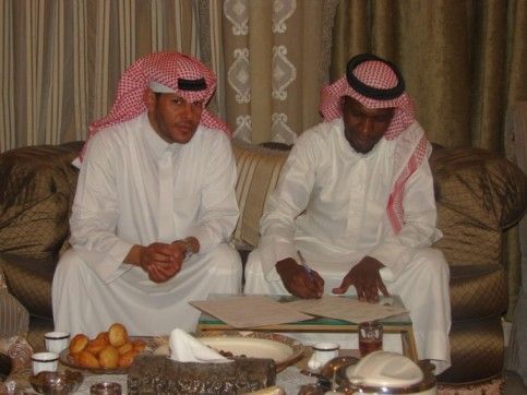 إبراهيم مدخلي لحظة توقعيه العقد مع رئيس الفيصلي فهد المدلج
